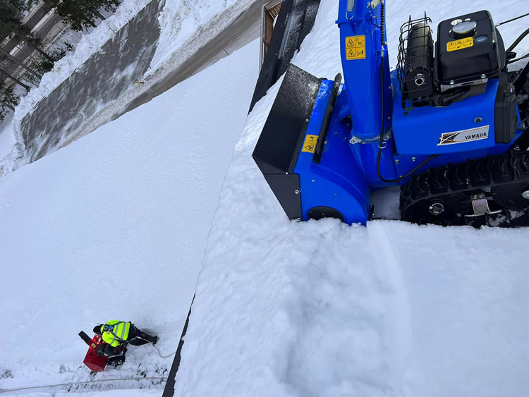 Takarbete på snötäckt tak