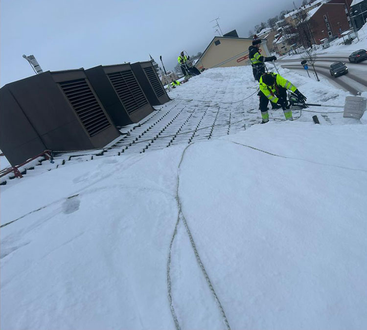 Takarbete på snötäckt tak
